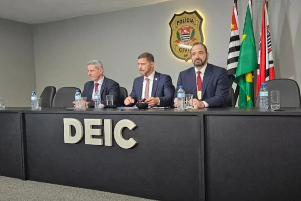 Coletiva no Deic sobre operação em Paraisópolis (Alberto Dian, no centro, e Ronaldo Sayeg à direita) - Metrópoles