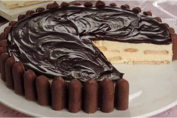 torta alemã com palitos de chocolate - metropoles