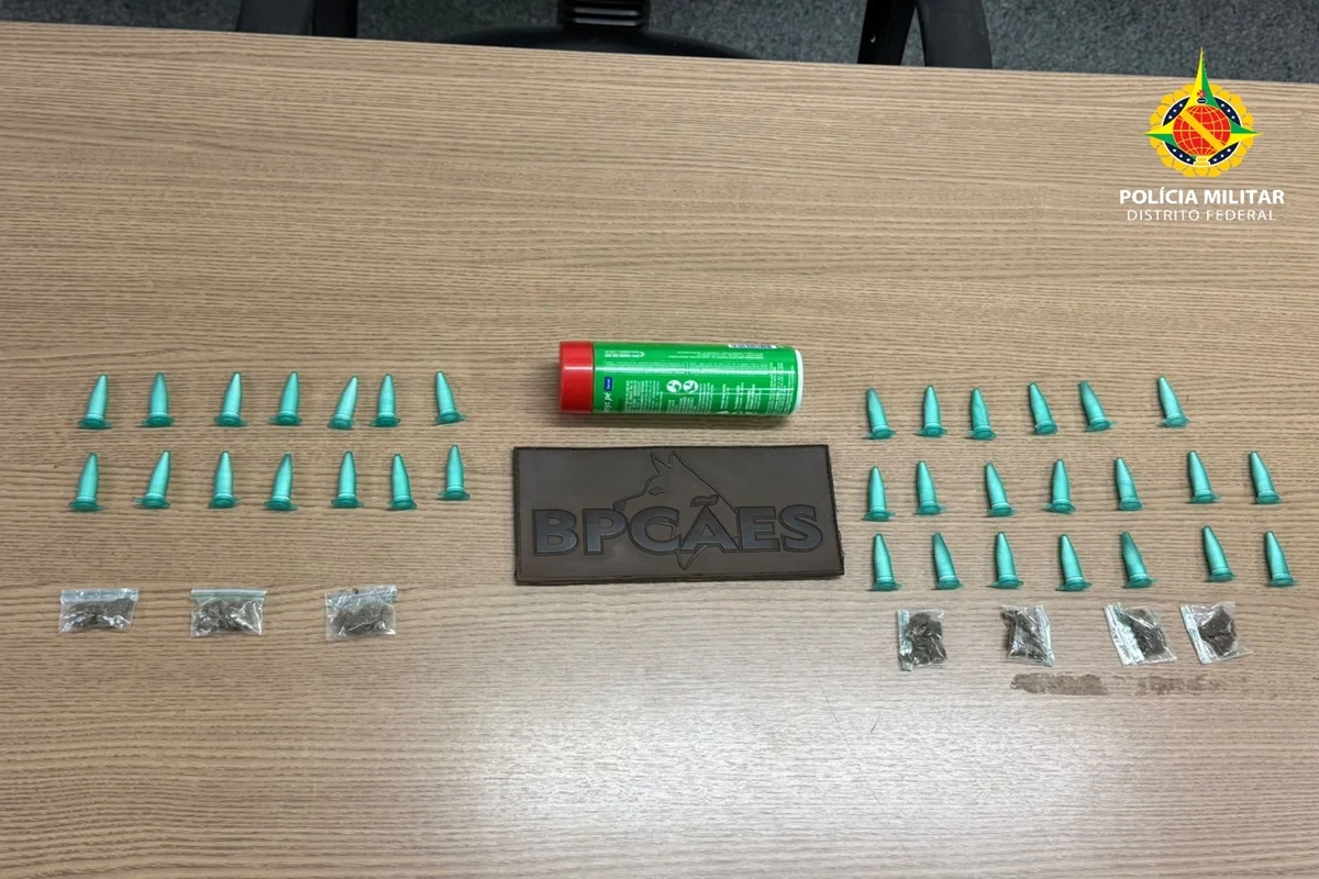 No total, foram localizados 34 pinos de cocaína com a dupla No total, foram localizados 34 pinos de cocaína com a dupla