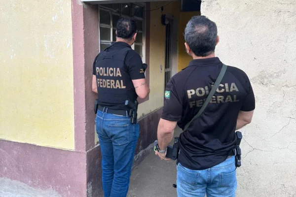 Foto colorida de agentes da PF