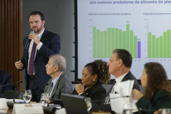 Ministro da Fazenda, Dario Durigan, em reunião ministerial