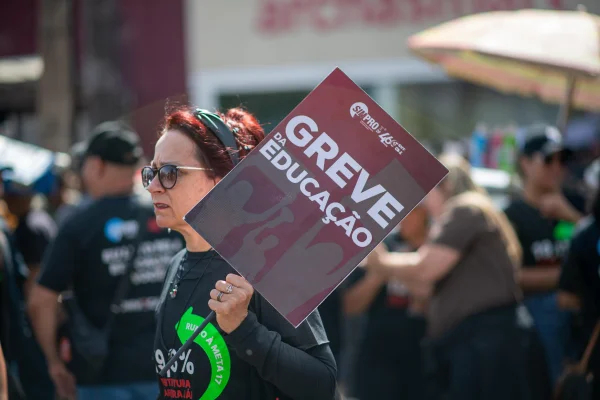 Foto colorida de manifestantes