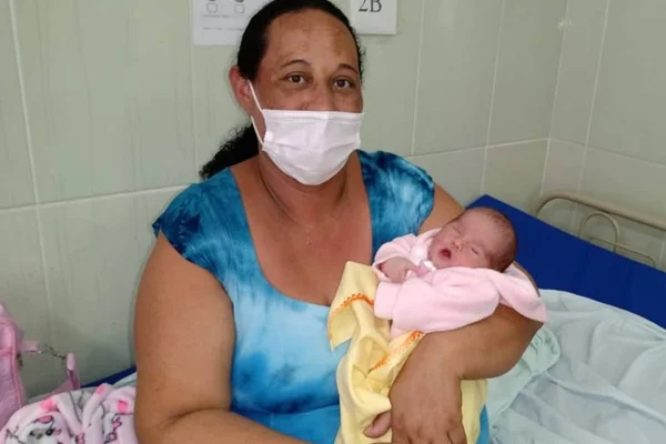 Mulher descobre que estava grávida ao dar à luz em banheiro: “Assustei”