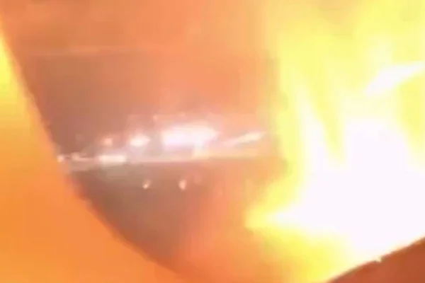 Passageiro registra momento em que motor de avião explode - Metrópoles