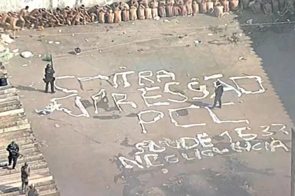 Imagem colorida de pátio de cadeia, lençóis foram usados para formar as letras das palavras "contra repressão PCC" - Metrópoles