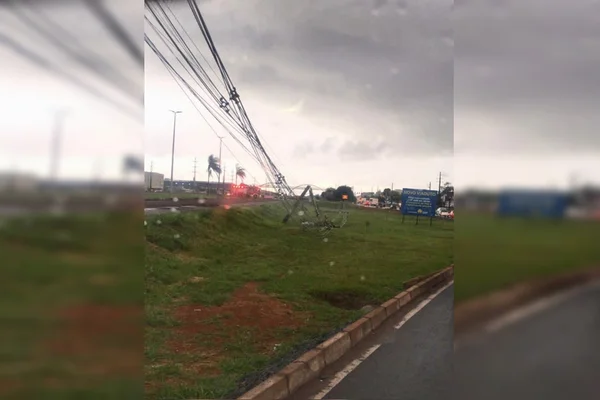 poste derrubado em rodovia