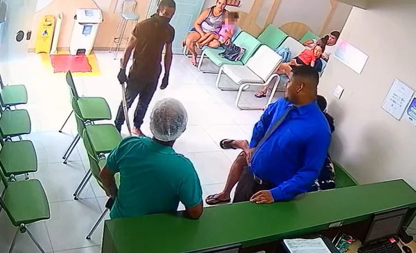 Imagem colorida de homem com espada e funcionários do HTO, na Bahia - Metrópoles