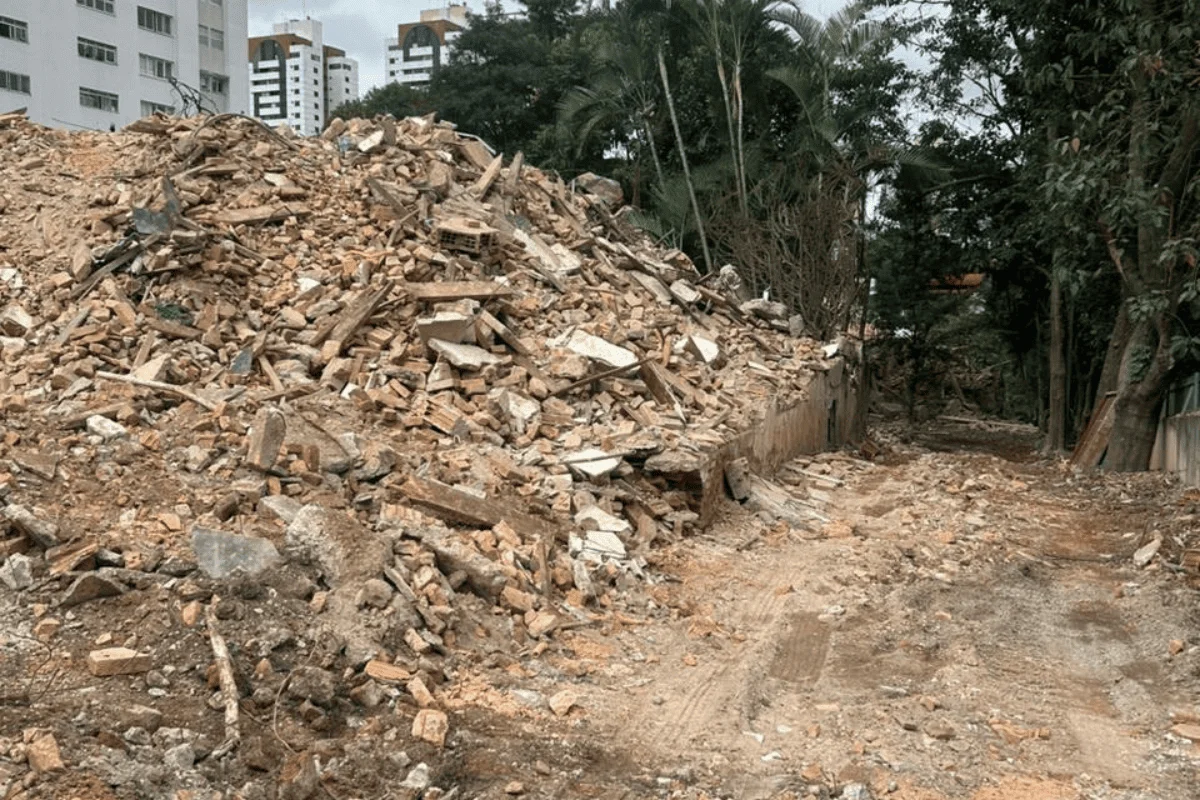 Prefeitura multa empresa por demolir casas de 1937 sem autorização - imagem 2 Prefeitura multa empresa por demolir casas de 1937 sem autorização - imagem 2