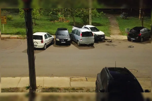 Motorista perde controle, bate em 4 carros, invade parque e foge