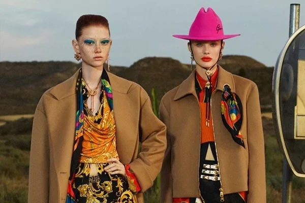 Vídeo: campanha da Versace reinventa estilo western com toque pop