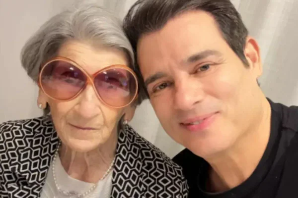 Foto colorida de Celso Portiolli e a mãe - Metrópoles