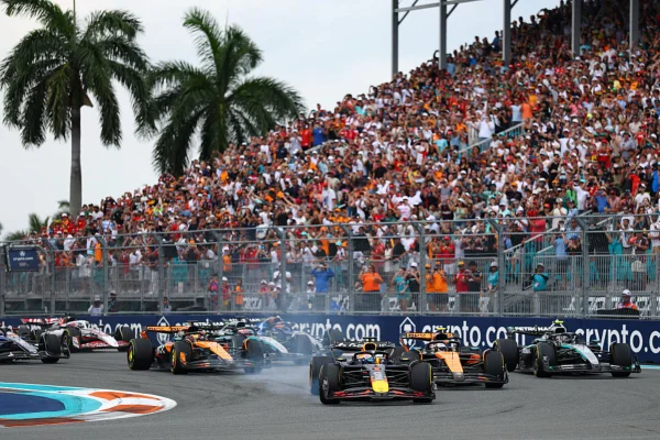 Imagem colorida de corrida da Formula 1