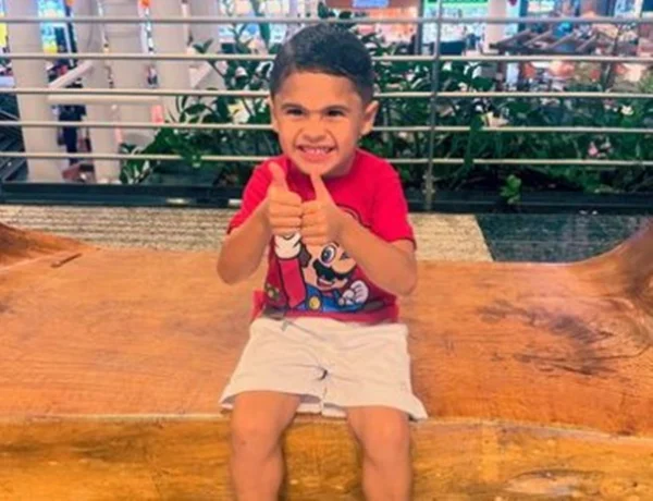 Foto colorida de Murilo garoto que precisa de tratamento - Metrópoles