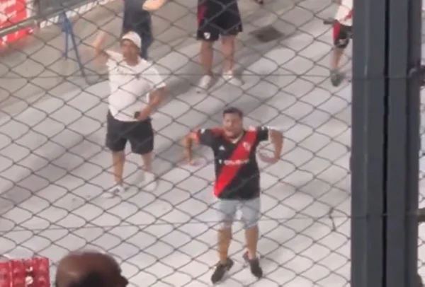 Torcedores do River fazem gestos racistas dentro e fora do estádio