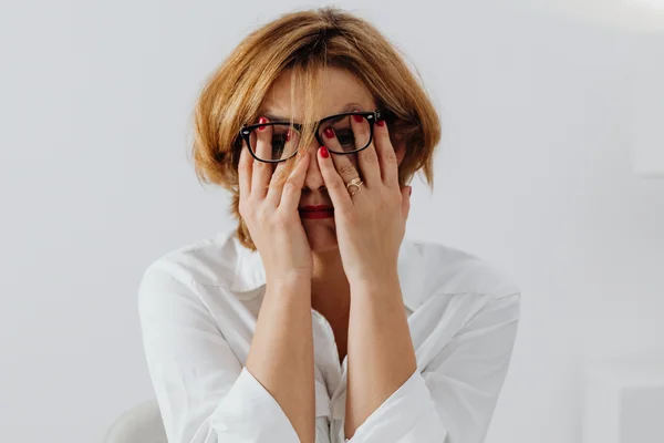 na foto uma mulher estressada, um sintoma de cortisol desregulado - Metrópoles