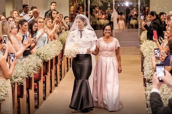 PM troca vestido de noiva por farda de gala e emociona convidados