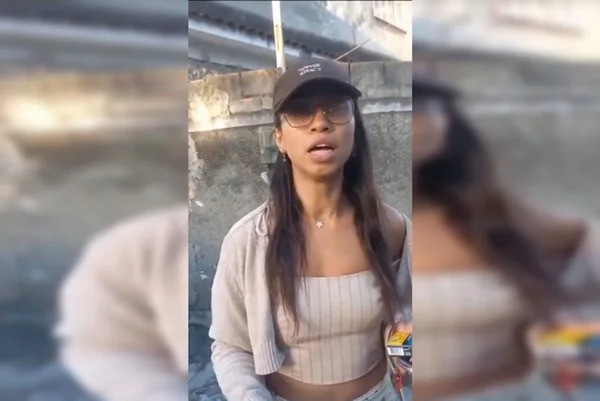 mulher de óculos e boné