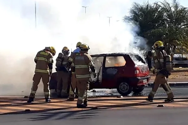 Carro pega fogo em avenida do Sudoeste