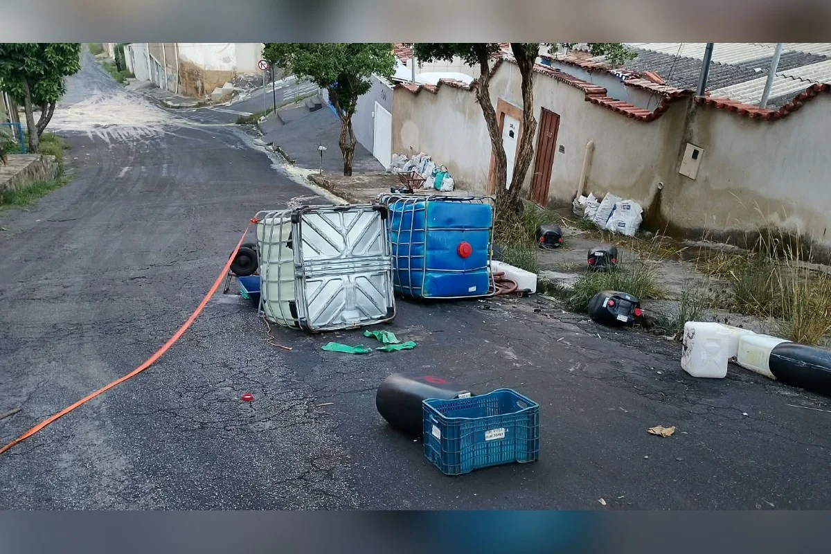 Vazamento de ácidos e soda cáustica mobiliza bombeiros em rua de BH