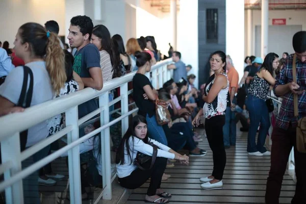 Fãs acampam para conseguir ingressos de Sandy & Junior em Brasília