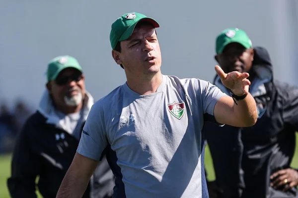 Após derrota e entrada no Z4, Fluminense demite Fernando Diniz