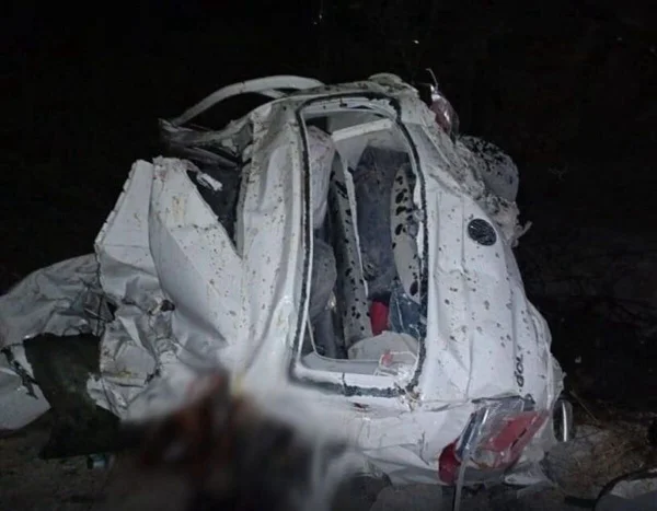 Imagem colorida de carro após acidente - Metrópoles