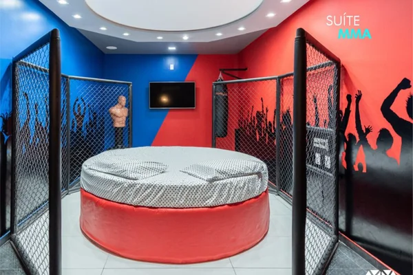 Octógono do prazer. Motel surpreende com suíte inspirada em MMA