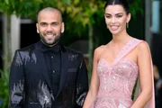 Daniel Alves e Joana Sanz posam sorridentes durante evento