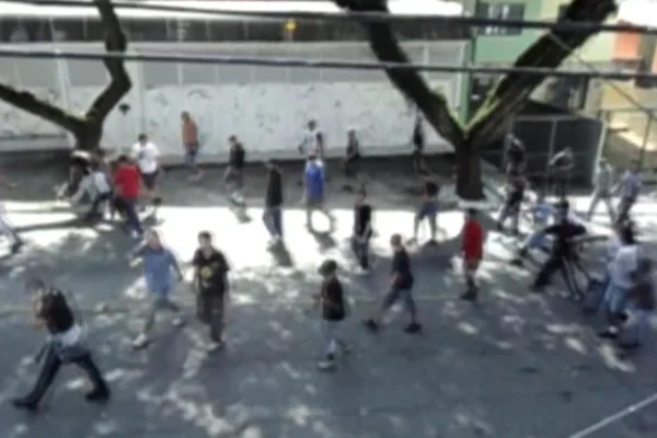 Imagem colorida de torcedores brigando em São Paulo. Metrópoles