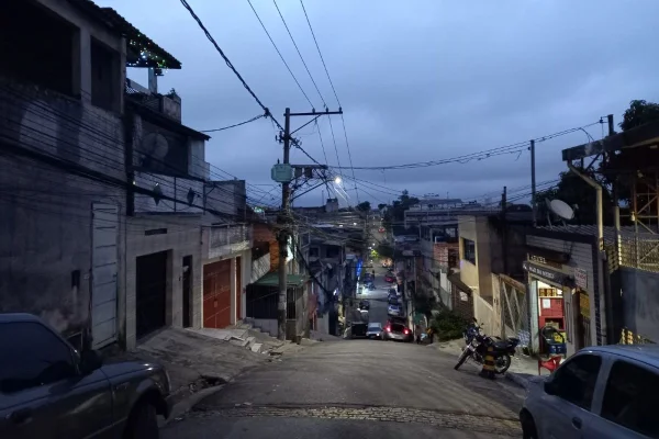 Homem jogado de ponte deixa a cidade por medo de retaliação de PMs