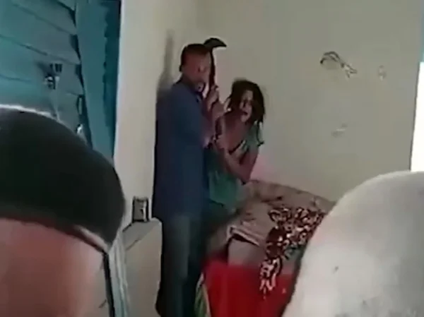 Vídeo: homem ameaça esposa com foice e leva tiros de borracha da polícia