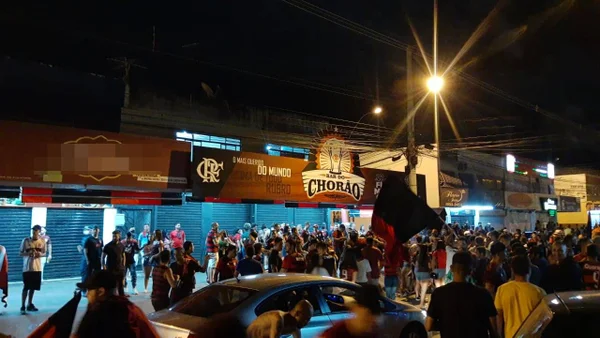 Por aglomeração durante jogo, bar do DF é multado em mais de R$ 7 mil