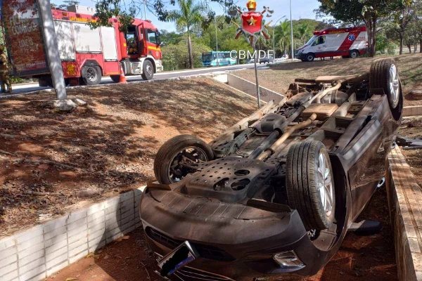 Fotos. Veículo capota e cai na passagem subterrânea do Eixinho Sul