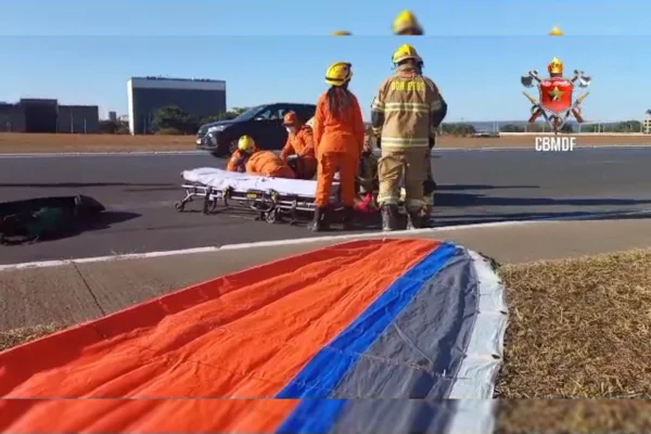 Piloto de asa delta atinge árvore durante pouso e fica ferido. Vídeo