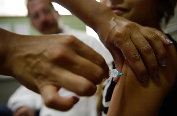 vacina de hpv sendo aplicada