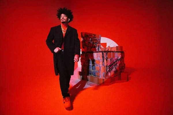 Cesar MC lança primeiro álbum com “as bênçãos” de Emicida e Djonga