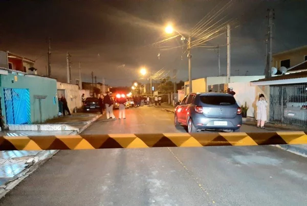 Instrutor de academia morre após levar facada no pescoço no portão de casa