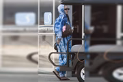 Rihanna com um labubu na bolsa Rihanna com um labubu na bolsa