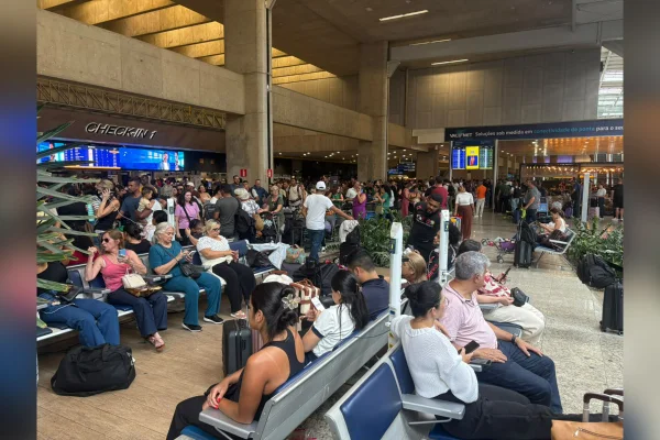 Aeroporto Confins caos buraco na pista