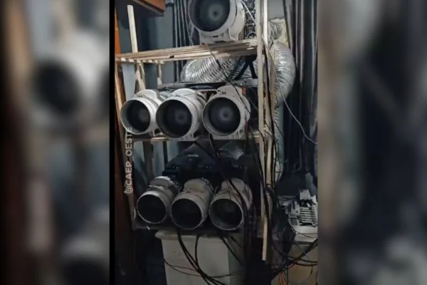 Foto colorida de central clandestina de mineração de criptomoedas encontrada pela Polícia Militar de São Paulo.