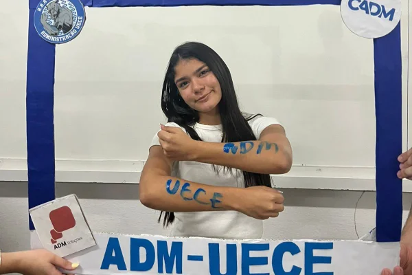 Estudante da rede pública vence rotina exaustiva e é aprovada na UECE