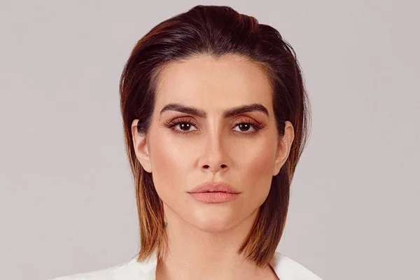 Com look transparente, Cleo (ex-Pires) flerta e diz: “Deu certo”