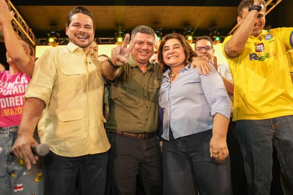 imagem colorida de alberto neto, aníbal gomes e maria do carmo seffair