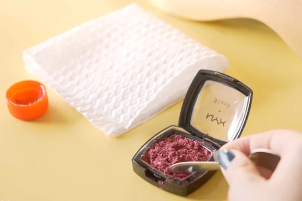 Vídeo: Aprenda como salvar o blush e a sombra quebrados