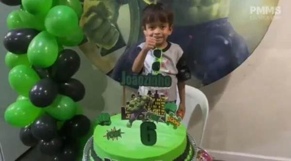 Imagem colorida de menino em festa de aniversário - Metrópoles