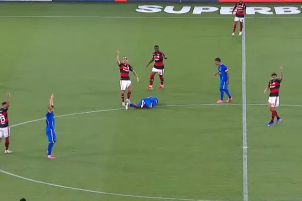 Jogador do Sampaio Corrêa convulsiona em partida contra o Flamengo