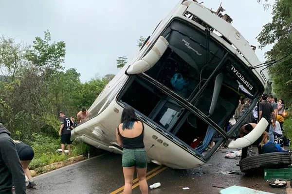 Ônibus perde o controle, tomba e deixa 42 feridos em Minas Gerais