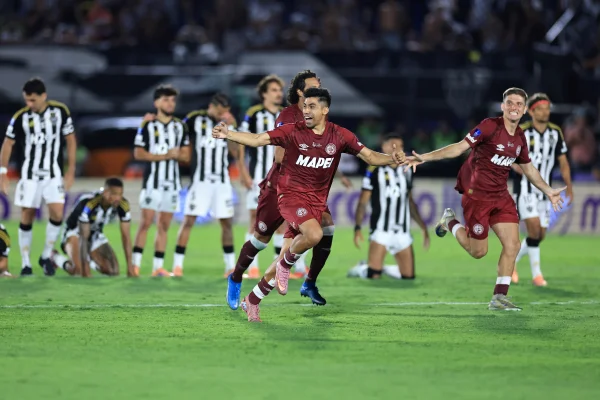 Jogadores do Lanús comemorando título em cima do Atlético-MG