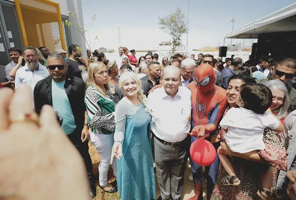 Ibaneis ao lado do homem aranha