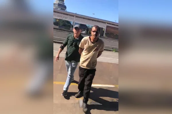 policial leva suspeito para delegacia